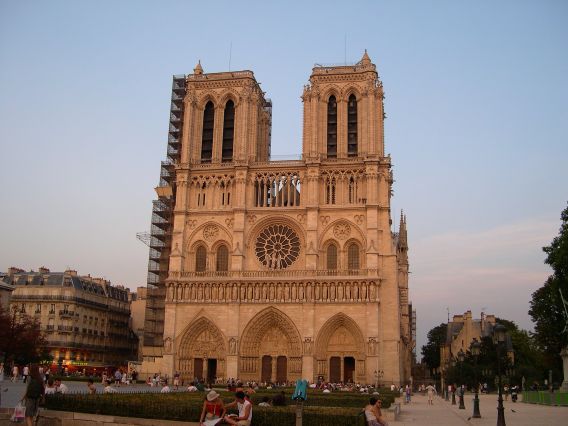  coucher de soleil sur Notre-Dame, belle lumière d'un soir d'été.